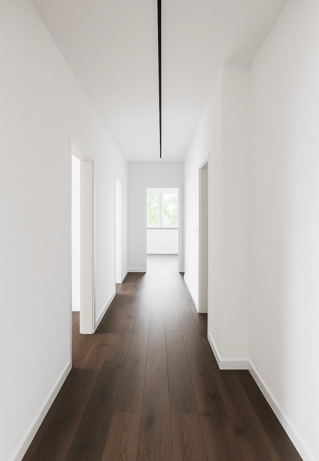 Heller Flur mit Eichenparkett und LED-Lichtband Decke